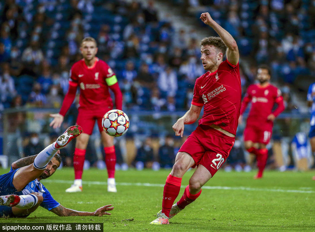 她用自己的 她用自己的