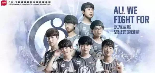 现出强烈的 现出强烈的